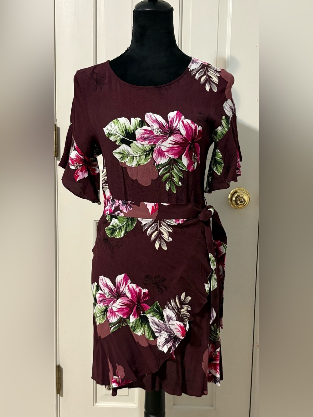 EXPRESS Floral Tie-Waist Short Sleeve Dress in Deep Burgundy